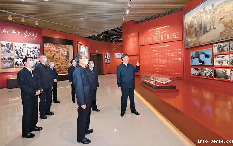 2022年10月27日，中共中央总书记、国家主席、中央军委主席习近平带领中共中央政治局常委李强、赵乐际、王沪宁、蔡奇、丁薛祥、李希，瞻仰延安革命纪念地。这是习近平等在延安革命纪念馆，参观《伟大历程——中共中央在延安十三年历史陈列》。 新华社记者 鞠鹏/摄